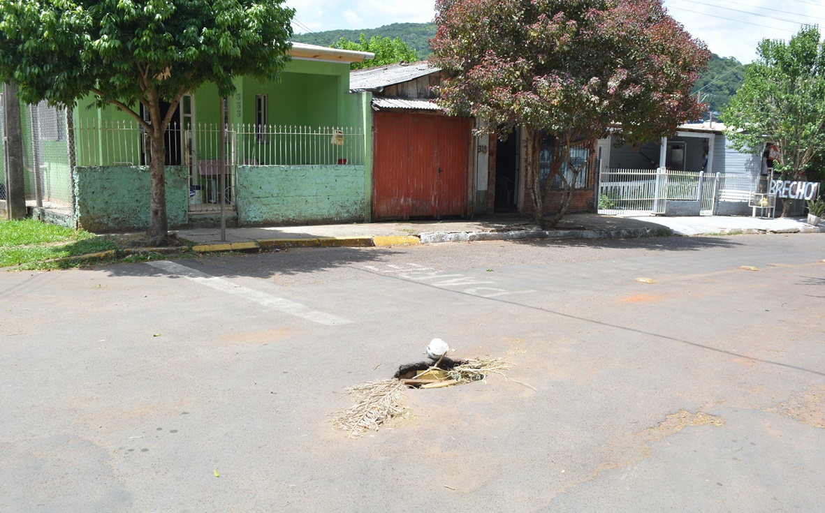 30/01/2020 - Gabinete do vereador Nor Boeno solicita conserto de infiltração em asfalto no bairro São José