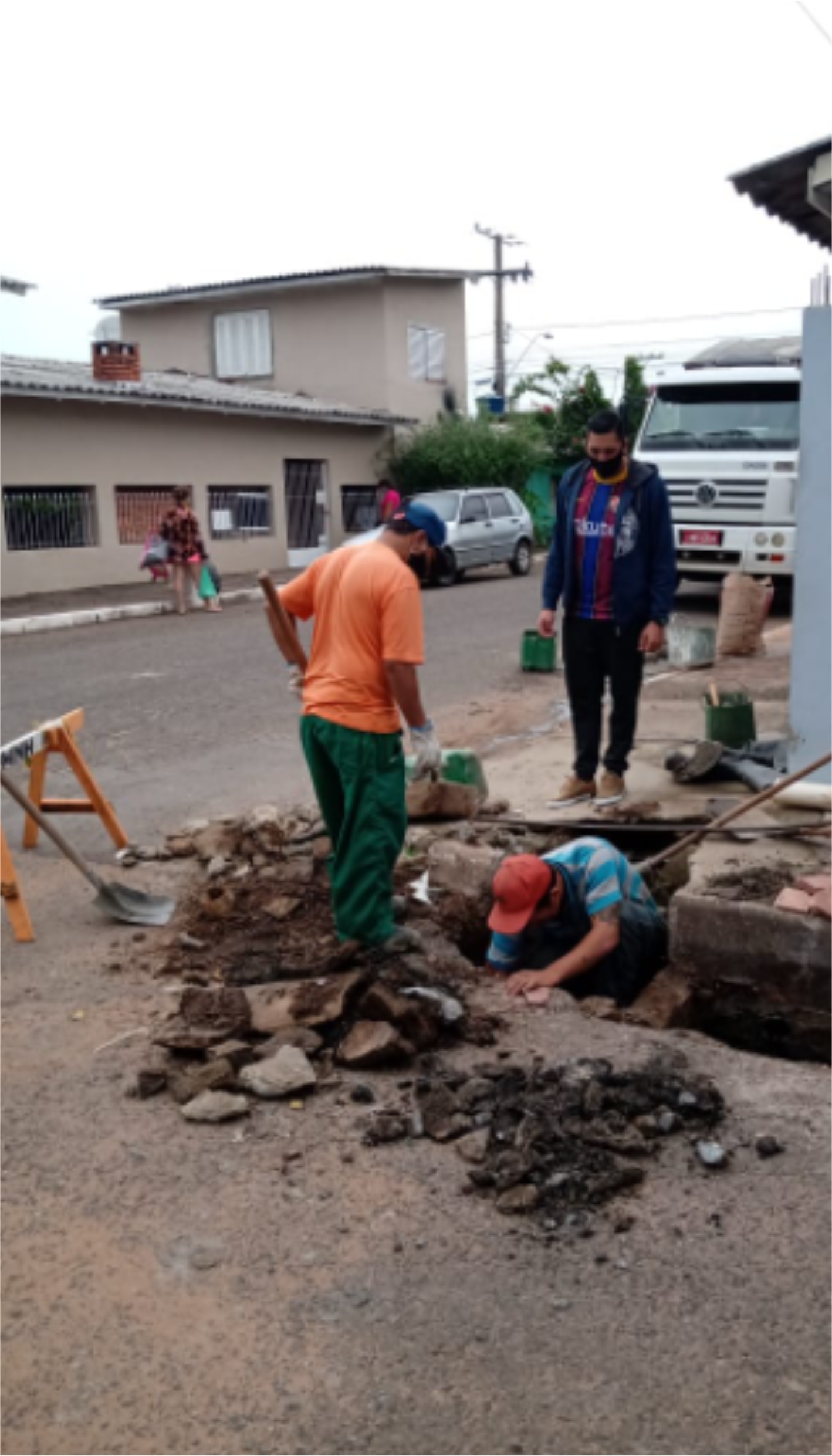 30/03/2021 - Darlan acompanha conserto de infiltração na rua da Consagração