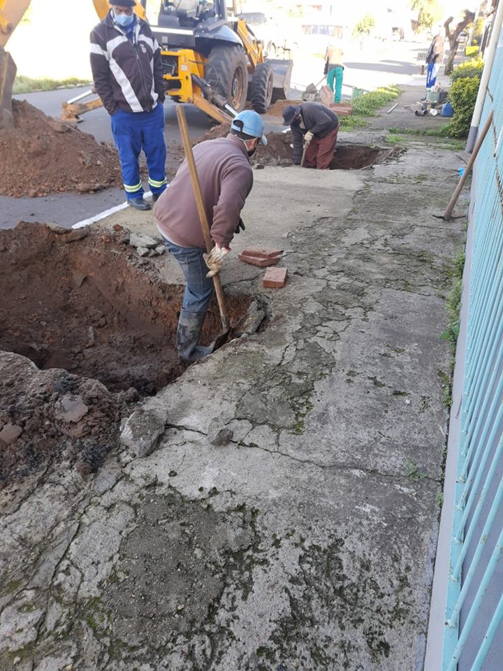 30/07/2020 - Conserto na rua Sevilha é fiscalizado pelo vereador Fernando Lourenço