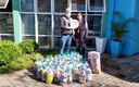 30/07/2020 - Vereador No Boeno entrega mais de 70 garrafões de tampinhas à AMO