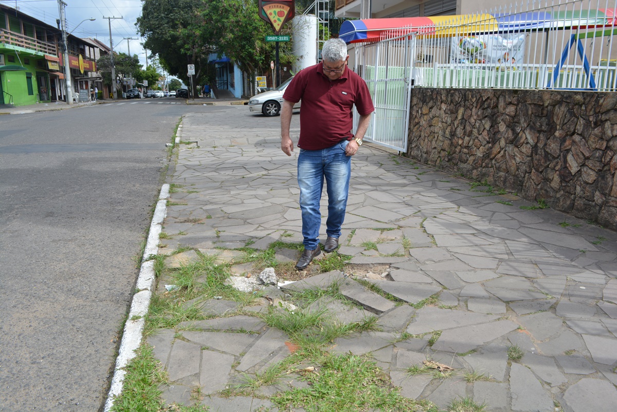 30/09/2019 - Vereador Nor Boeno requer conserto de infiltração em passeio na rua  Sílvio Gilberto Christmann