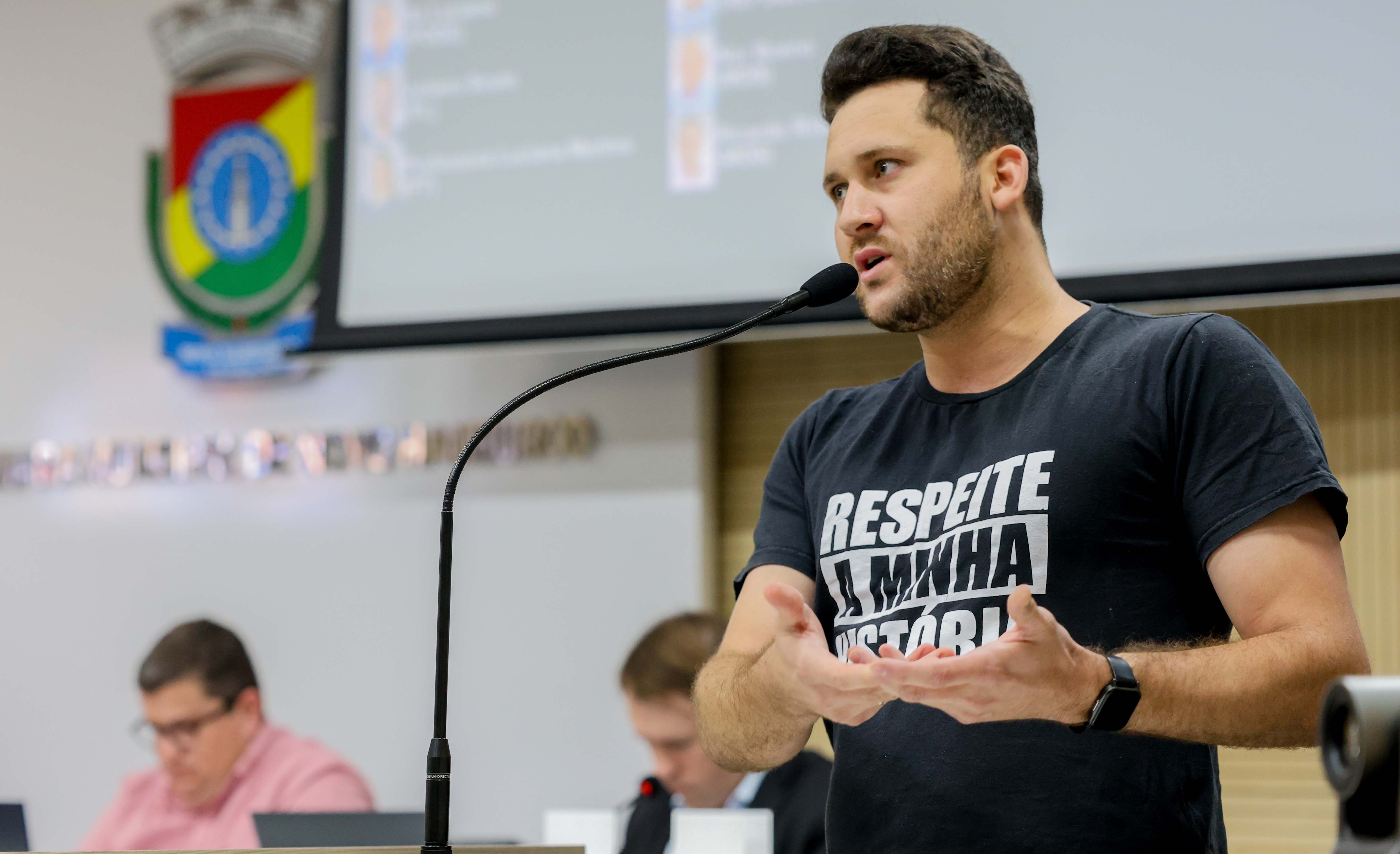 30/10/2025 - Vereador Eliton protocola pedido para conserto de cratera no bairro Boa Vista