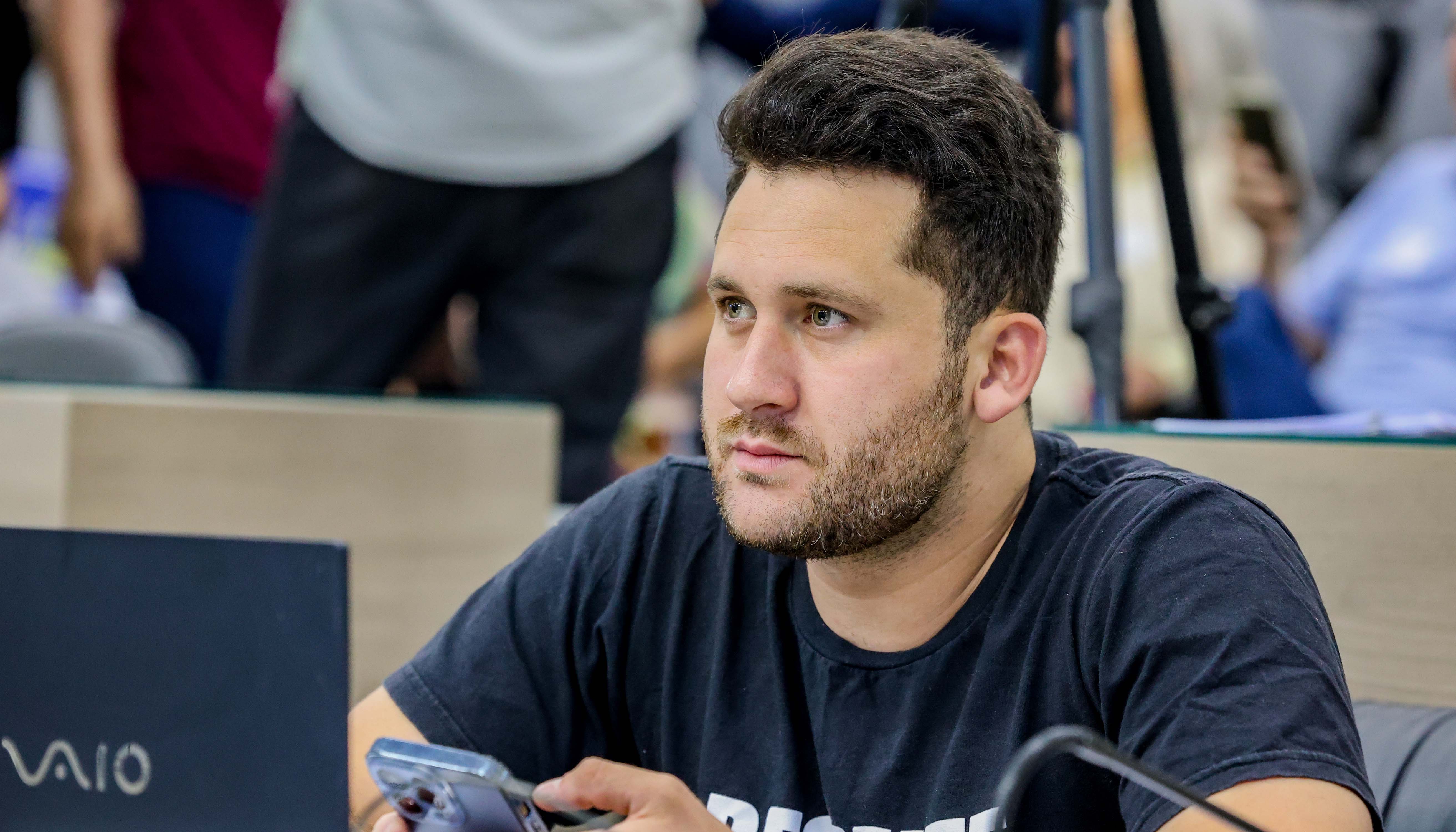 30/10/2025 - Vereador Eliton visita o bairro Guarani e solicita conserto de cratera em via pública 