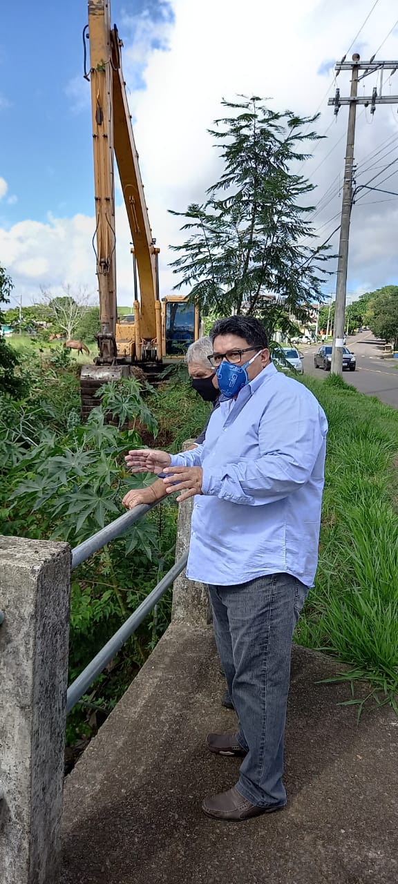 31/03/2021 - Brizola acompanha limpeza do Arroio do Cerquinha no bairro Boa Saúde