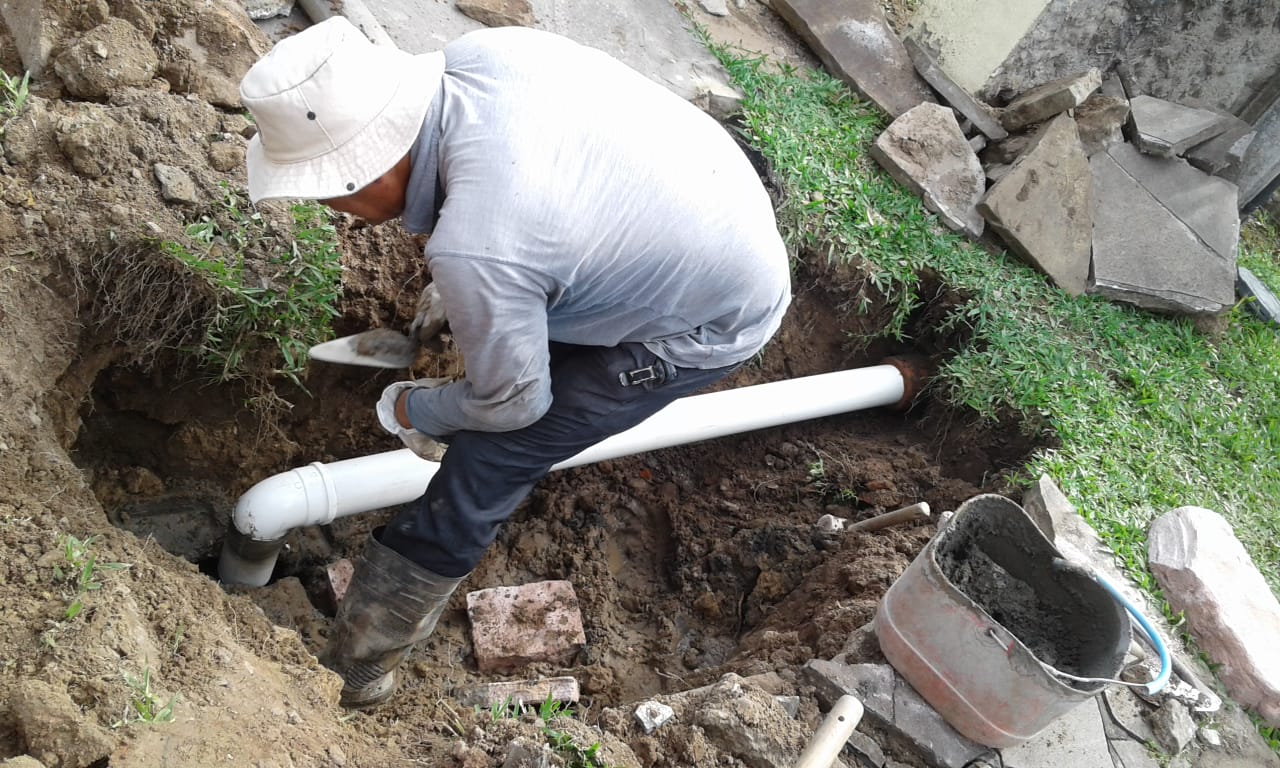 31/10/2018 - Vereador Fernando Lourenço acompanha consertos e limpezas de bocas de lobo