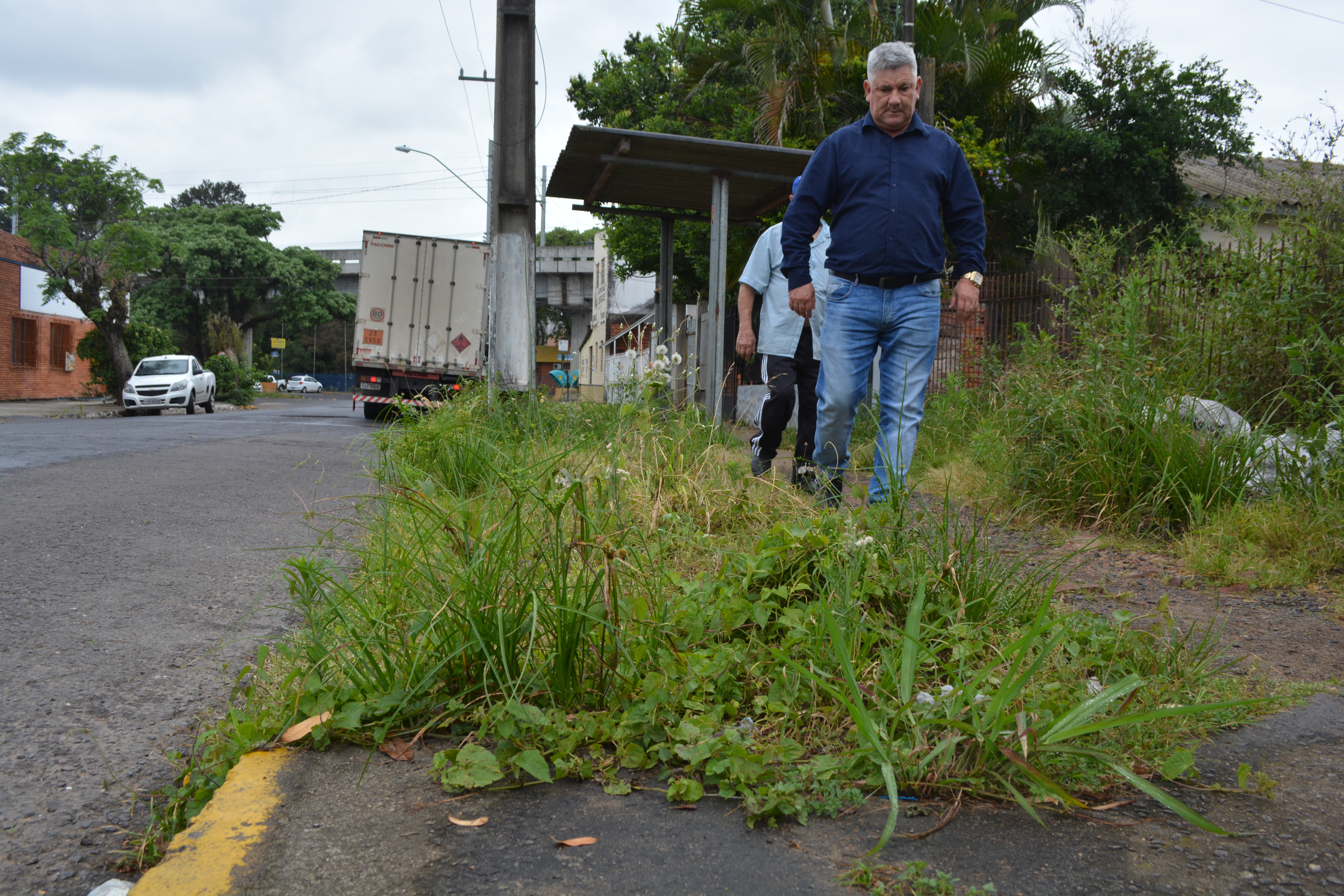 31/10/2018 - Vereador Nor Boeno solicita limpeza em parada de ônibus no bairro Liberdade