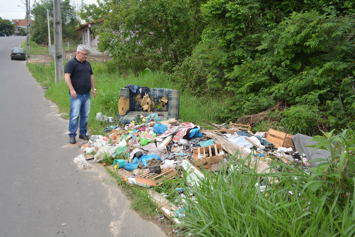 07/11/2019 - Vereador Nor Boeno requer recolhimento de galhos e entulhos na  avenida Octávio Oscar Bender