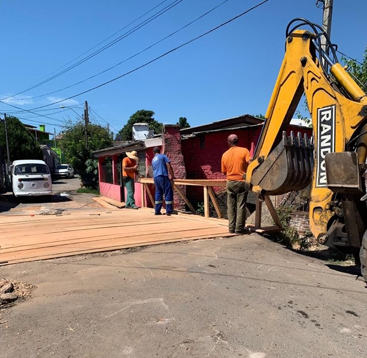 27/02/2019 - Fernando Lourenço acompanha conserto de ponte de madeira no bairro Canudos