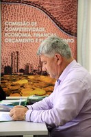 29/05/2017 - Gabinete: Nor Boeno participa de reunião que autorizou tramitação de projeto de recursos para educação