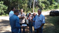 Gabinete: Patricia Beck e secretario de Obras visitam bairro Alpes do Vale