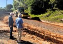 25/09/2025 - Nor Boeno acompanha manutenção nas ruas da Lomba Grande