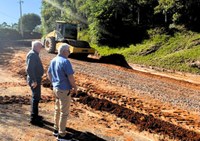 25/09/2025 - Nor Boeno acompanha manutenção nas ruas da Lomba Grande