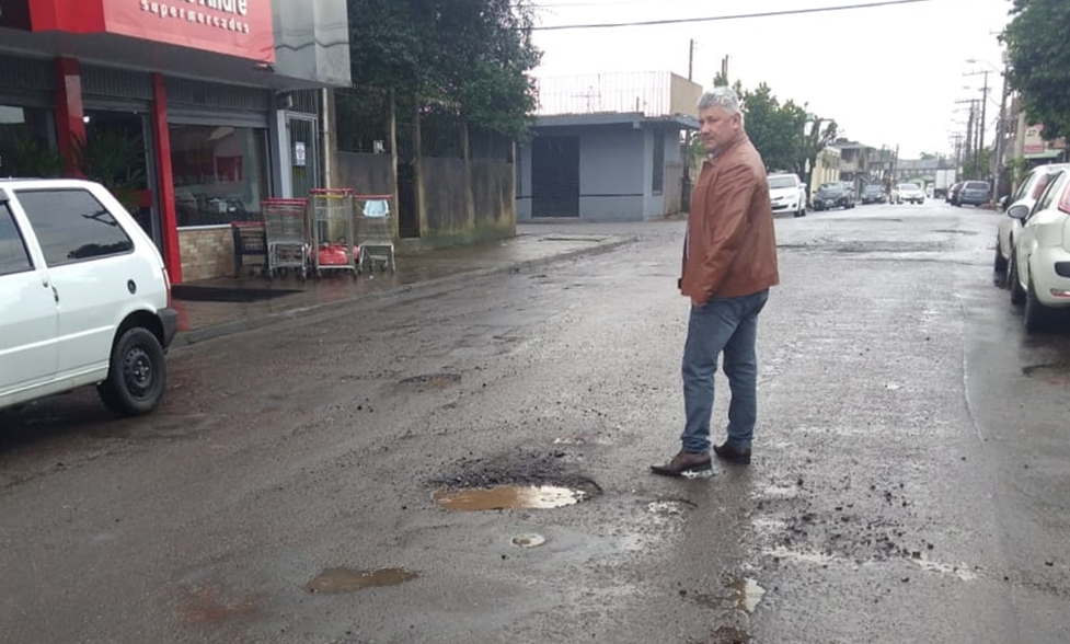30/07/2018 - Nor Boeno solicita operação tapa-buraco para rua movimentada em Canudos