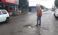 30/07/2018 - Nor Boeno solicita operação tapa-buraco para rua movimentada em Canudos