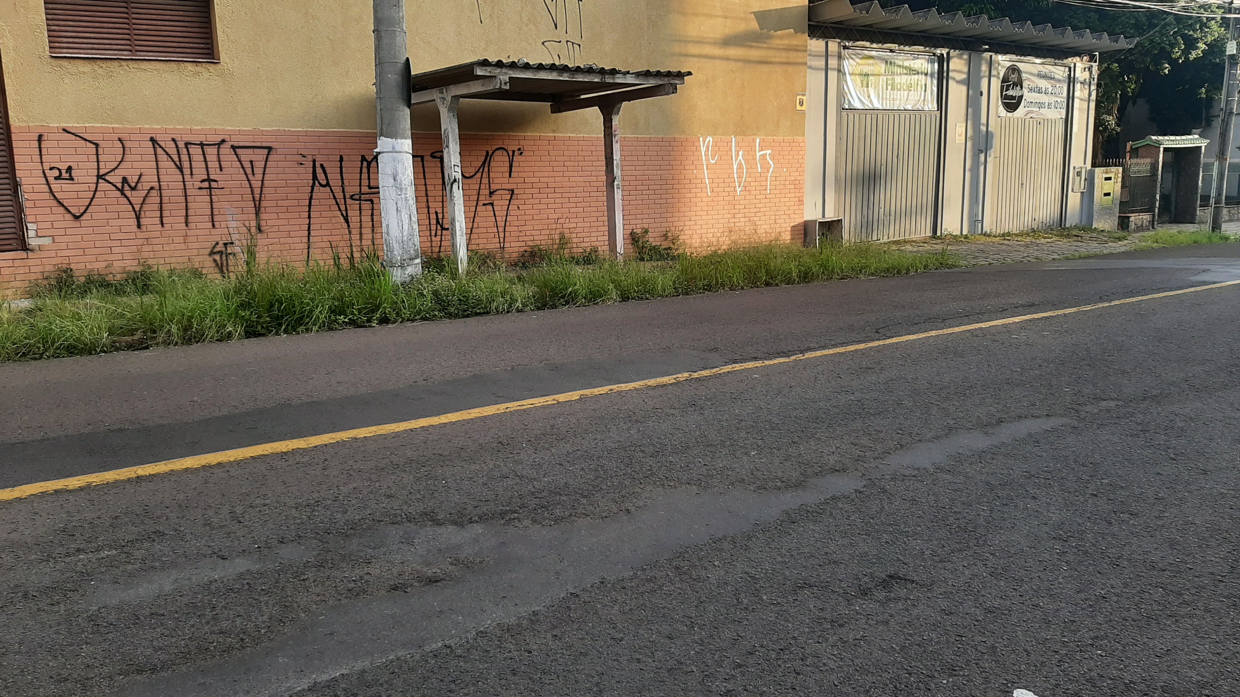 27/04/2022 - O Vereador Cristiano Coller solicita ao executivo a limpeza da Rua Araxá e de mais cinco ruas da cidade