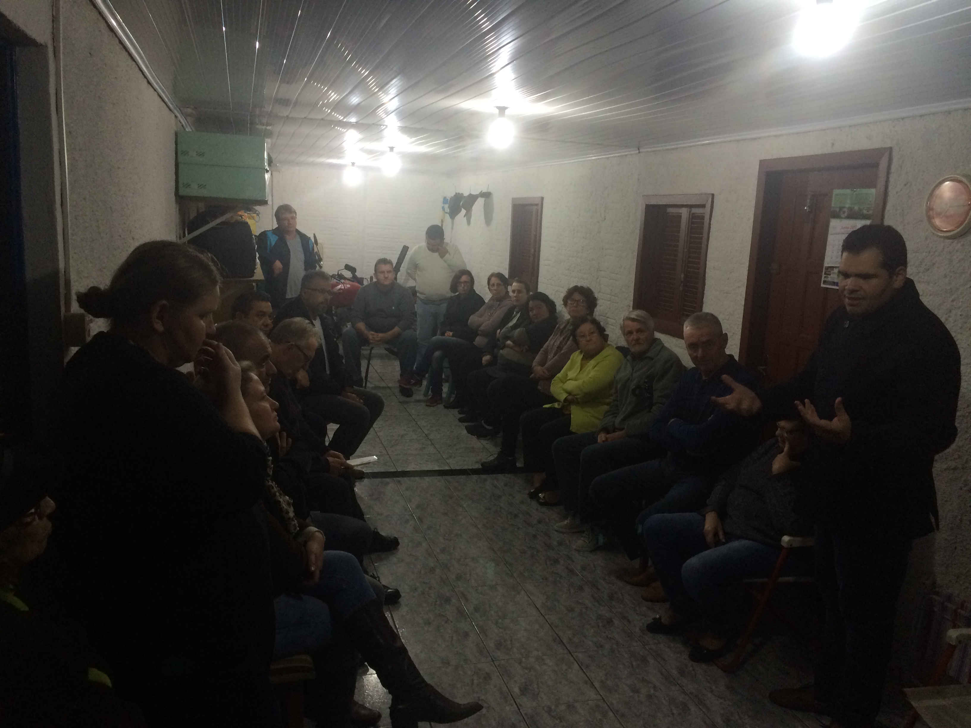 08/06/2017 - Gabinete: Vereador Naasom reúne-se com moradores do bairro Ideal e recebe demandas