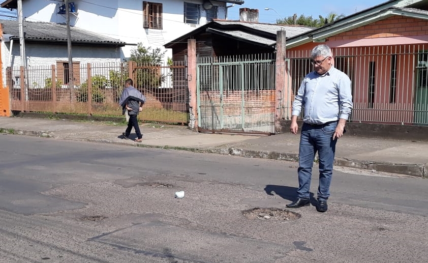 22/08/2018 - Vereador Nor Boeno pede operação tapa-buraco para a rua Costa Rica no bairro Santo Afonso 