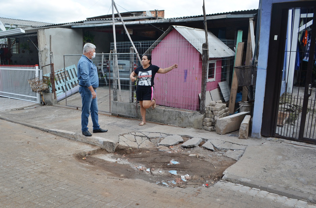 29/04/2020 - Vereador Nor Boeno recebe demanda de moradora na Marisol e encaminha à Comusa