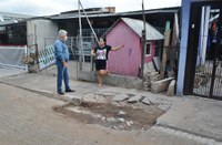 29/04/2020 - Vereador Nor Boeno recebe demanda de moradora na Marisol e encaminha à Comusa