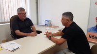 05/02/2020 - Vereador Nor Boeno recebe visita de morador do bairro Guarani no gabinete
