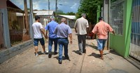 15/01/2018 - Vereador Nor Boeno visita bairro Santo Afonso juntamente com secretário de Obras